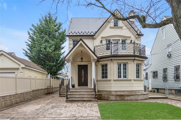 Exterior, Facade, Queen Anne Victorian