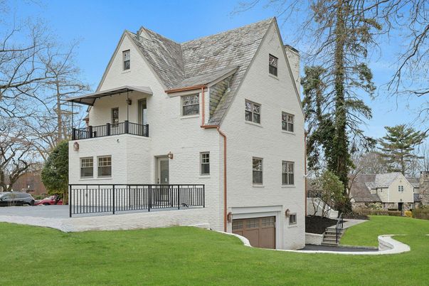Attached, Exterior, Facade, Farmhouse
