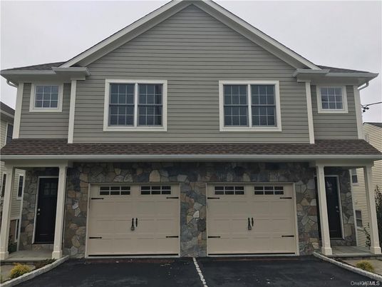Attached, Exterior, Facade, American Craftsman