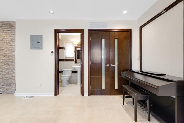 Bathroom, Interior, Piano, Recessed Lighting