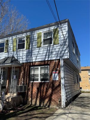 Exterior, Facade, Brick Facade, Rowhouse