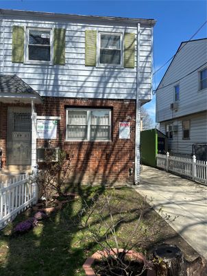 Exterior, Facade, Brick Facade, American Foursquare