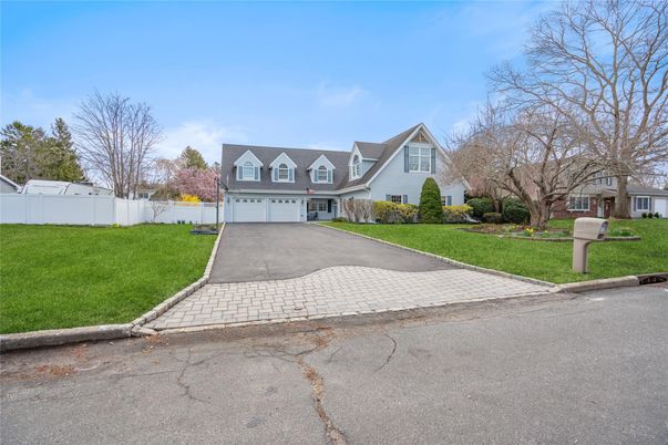 Attached, Exterior, Facade, Cape Cod