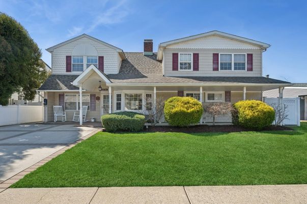 Attached, Exterior, Facade, American Craftsman