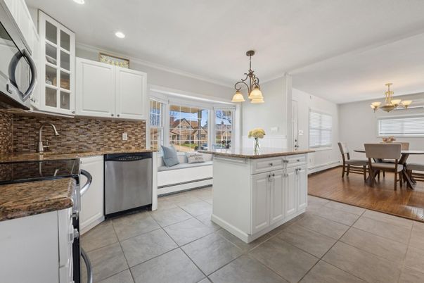 Chandelier, Dining room, Interior, Kitchen, Pendant Lights, Recessed Lighting, Wood Texture Flooring