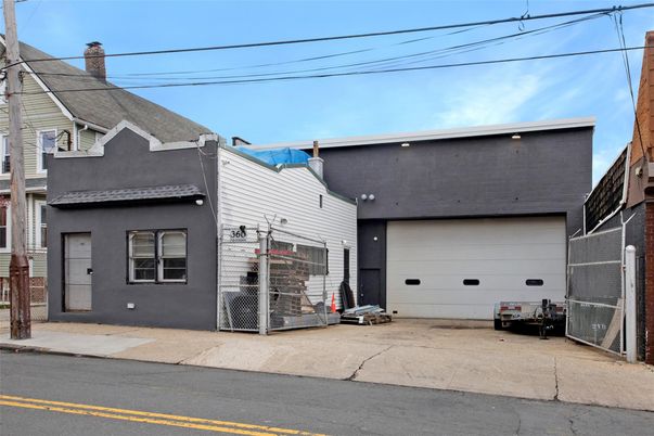 Attached, Exterior, Facade, Rowhouse