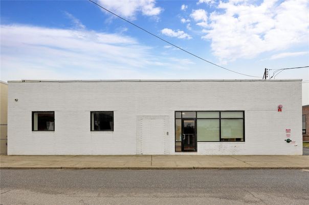 Exterior, Facade, Modern