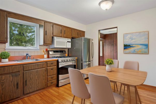 Dining room, Interior, Kitchen, Stainless Steel Appliances, Wood Texture Flooring