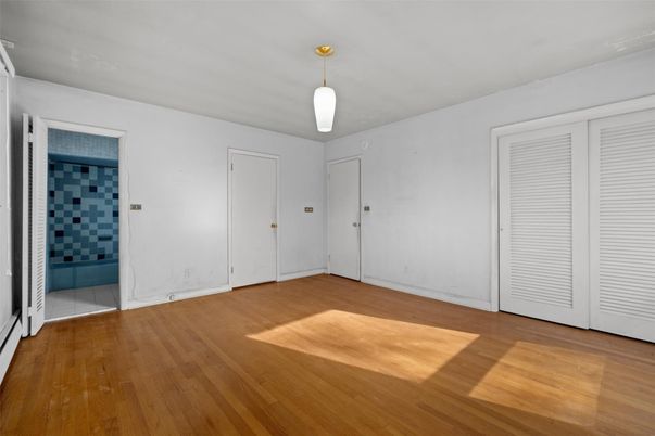 Empty room, Interior, Pendant Lights, Wood Texture Flooring