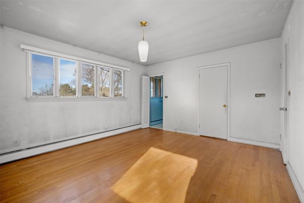 Empty room, Interior, Pendant Lights, Wood Texture Flooring