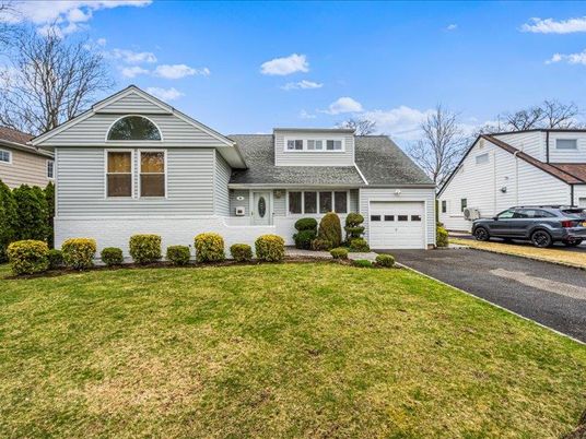 Attached, Exterior, Facade, Cape Cod