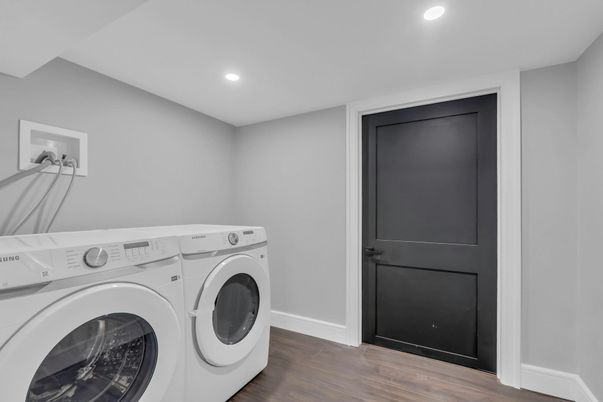 Interior, Recessed Lighting, Washer, Wood Texture Flooring