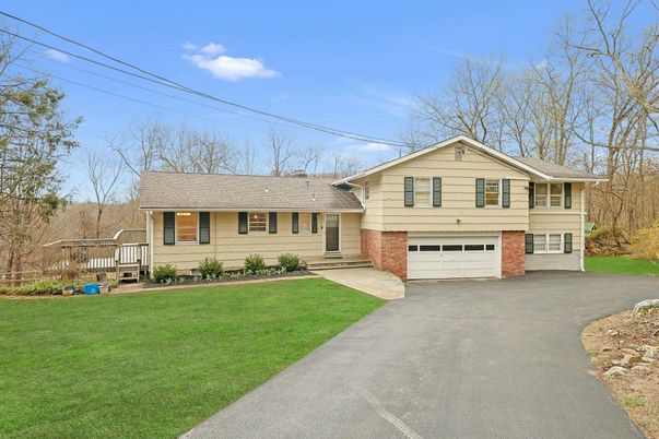 Attached, Exterior, Facade, Brick Facade, Split Level
