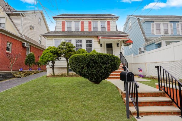 Exterior, Facade, American Foursquare
