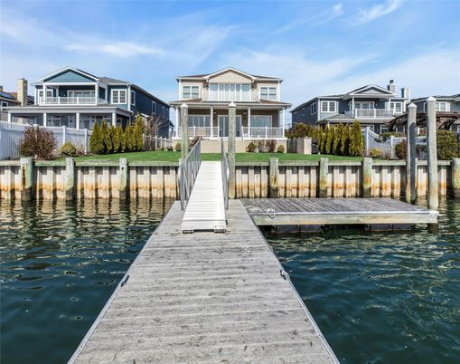 Exterior, Lake