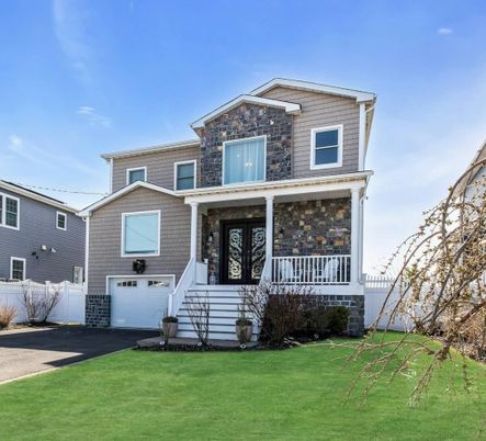 Attached, Exterior, Facade, American Craftsman
