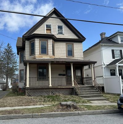 Exterior, Facade, Queen Anne Victorian