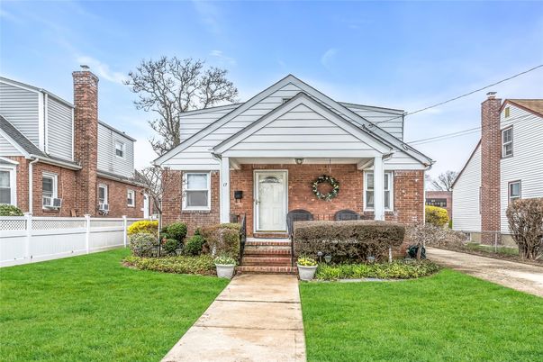 Exterior, Facade, Brick Facade, Queen Anne Victorian