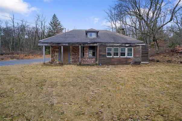 Attached, Exterior, Facade, Brick Facade, Log Home
