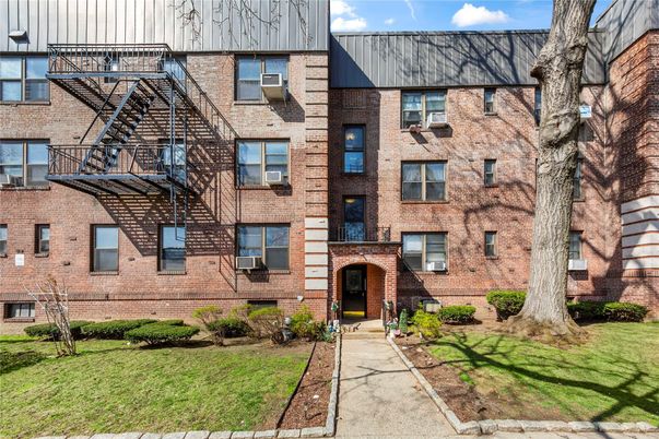 Exterior, Facade, Brick Facade, Rowhouse
