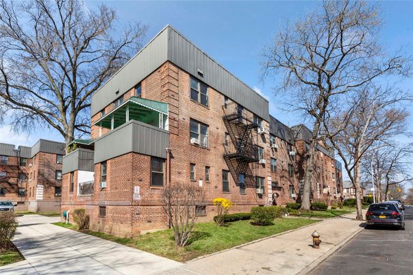 Exterior, Facade, Brick Facade, Rowhouse