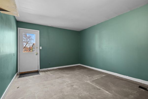 Empty room, Interior