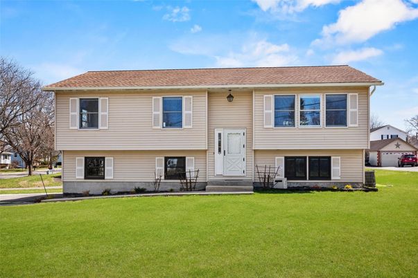 Exterior, Facade, Raised Ranch