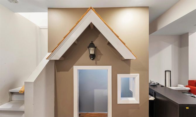 Home Office, Interior