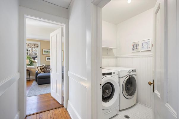 Interior, Recessed Lighting, Washer, Wood Texture Flooring