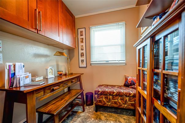Home Office, Interior