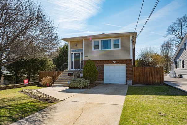 Attached, Exterior, Facade, Brick Facade, Raised Ranch