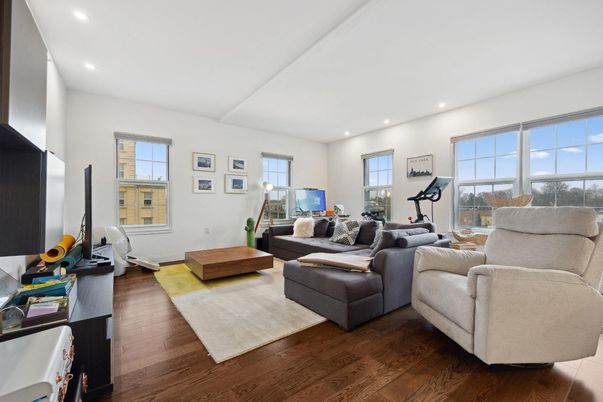 Fitness Equipment, Interior, Living room, Recessed Lighting, Wood Texture Flooring