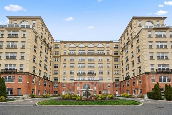 Exterior, Facade, Brick Facade, Chicago School