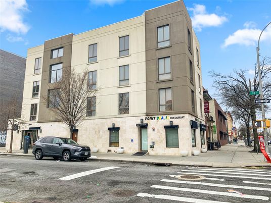 Exterior, Facade, Rowhouse