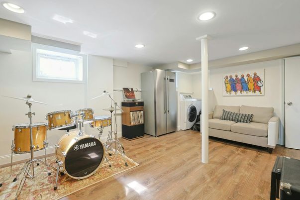 Interior, Recessed Lighting, Washer, Wood Texture Flooring