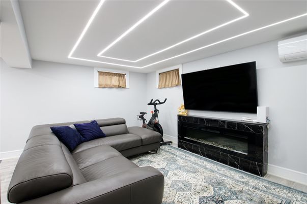 Fitness Equipment, Interior, Living room, Recessed Lighting, Wood Texture Flooring
