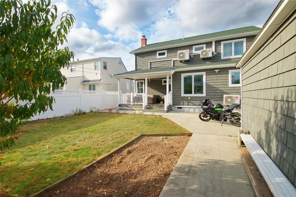 Backyard, Exterior, Facade, American Foursquare
