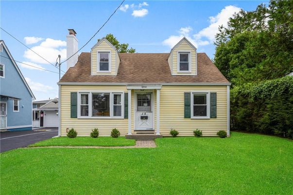 Exterior, Facade, Cape Cod