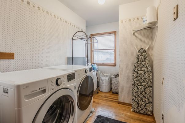 Interior, Washer, Wood Texture Flooring