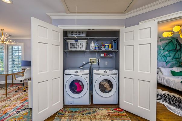 Interior, Washer, Wood Texture Flooring