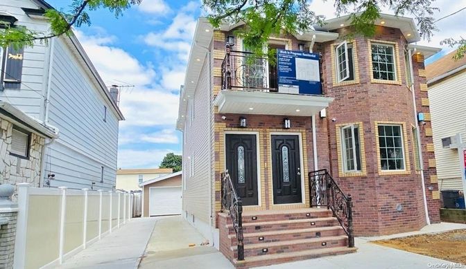 Exterior, Facade, Brick Facade, Rowhouse