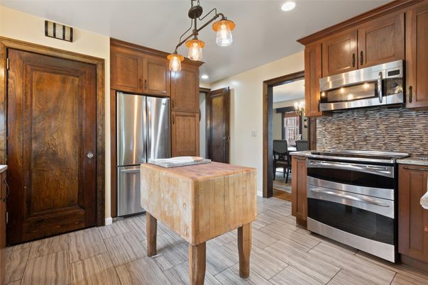 Dining room, Interior, Kitchen, Pendant Lights, Recessed Lighting, Stainless Steel Appliances, Wood Texture Flooring