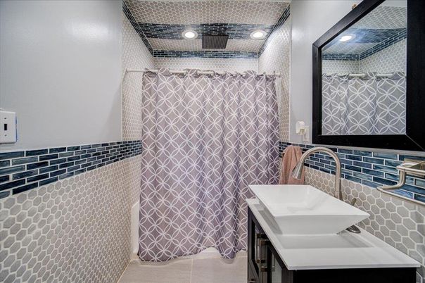Bathroom, Interior, Recessed Lighting