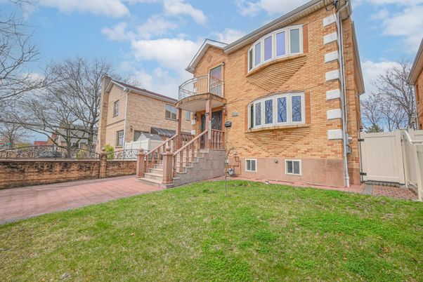 Exterior, Facade, Brick Facade, Rowhouse