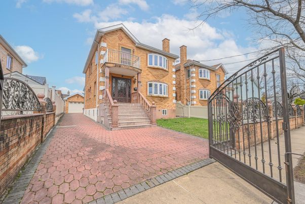 Backyard, Exterior, Facade, Brick Facade, Rowhouse