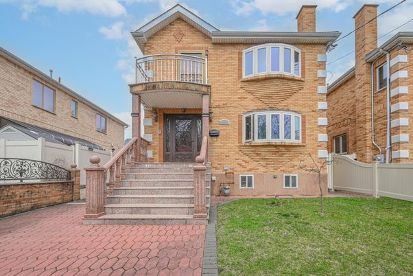 Exterior, Facade, Brick Facade, Rowhouse