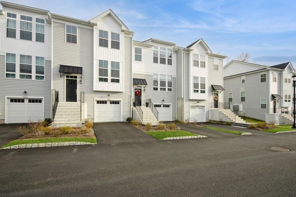 Attached, Exterior, Facade, Rowhouse