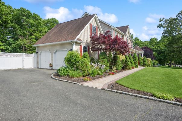 Attached, Exterior, Facade, Cape Cod