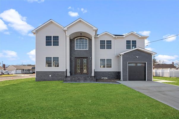 Attached, Exterior, Facade, Farmhouse