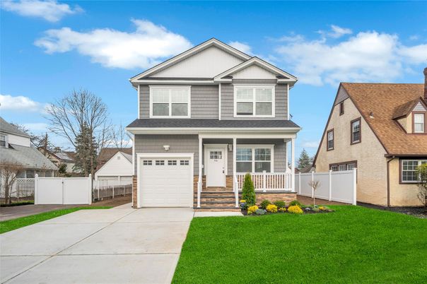 Attached, Exterior, Facade, American Craftsman